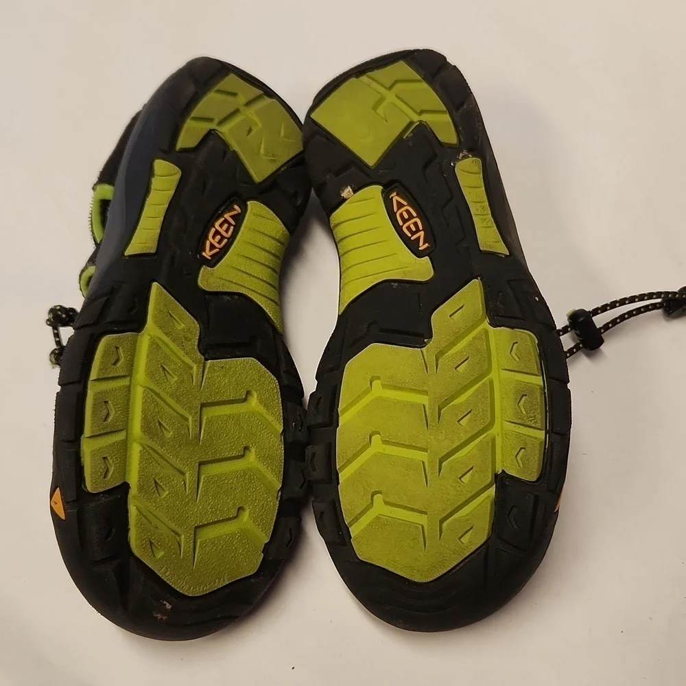Keen Shoes Size 5 Green Black sandles 1 lace cut on left show see pic